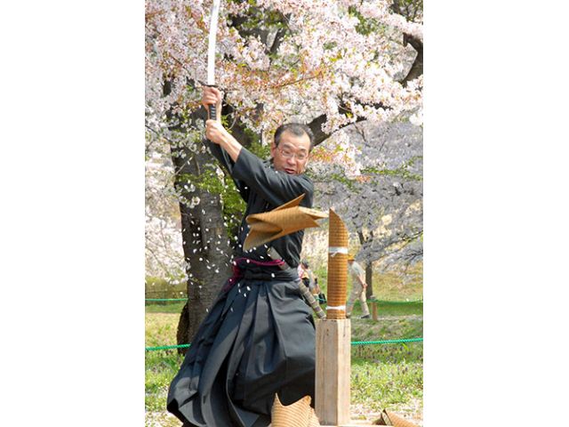 本物の日本刀で験し斬り体験を行います。