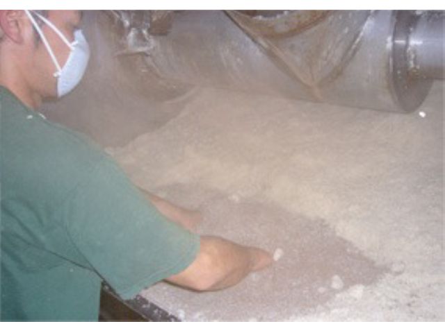 【蒸米・種付け】水分を含んだ米を40分〜50分蒸し、蒸米温度が40℃前後になった時に黒麹菌を散布します。