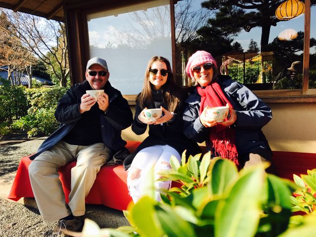 ツアーの中盤の日本庭園では、お抹茶と和菓子をお召し上がりいただけます。