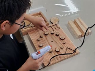 グルーガン(接着剤)でパーツを自由につけていく