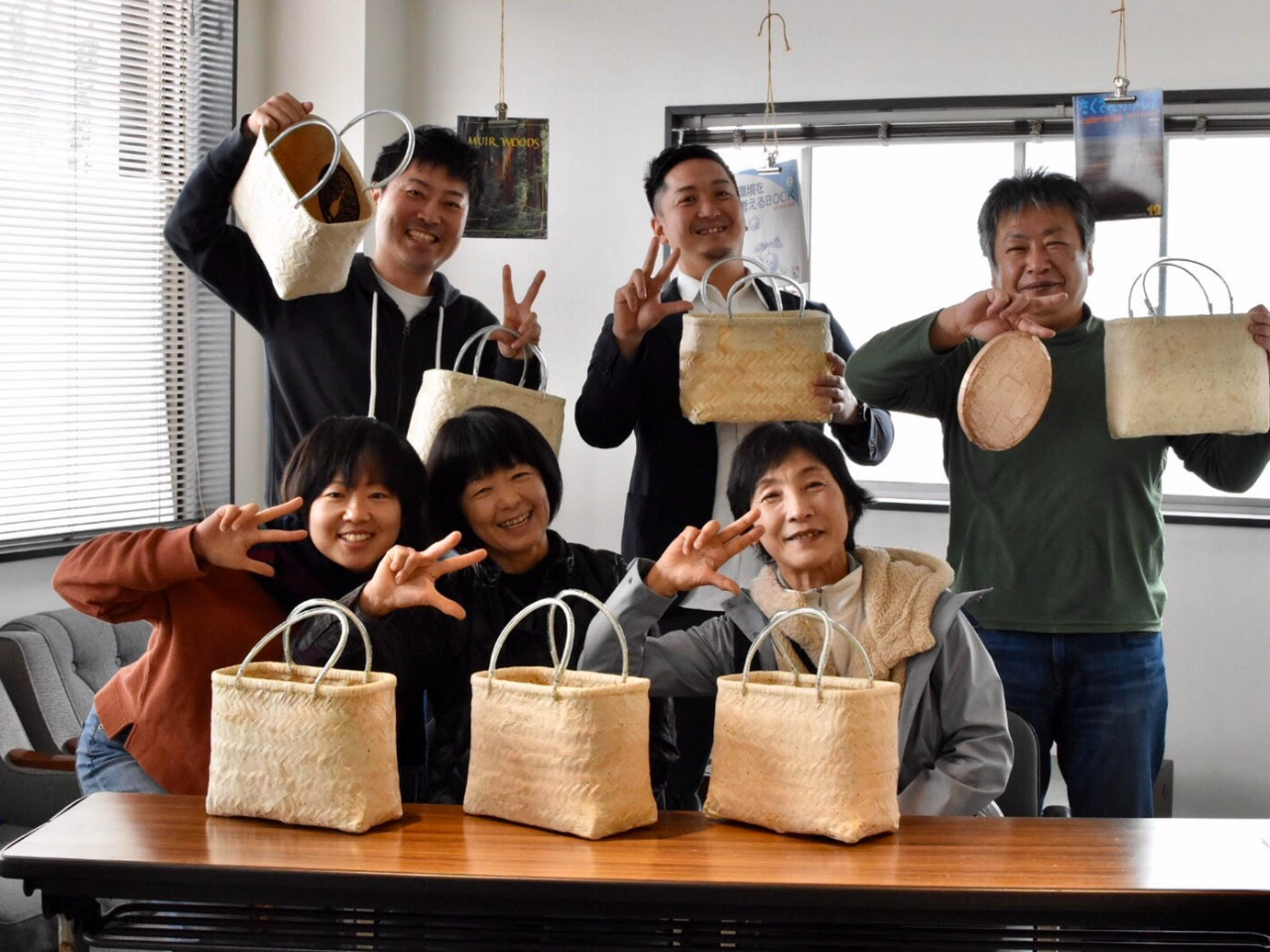 一閑張りとは竹かごに和紙を張り、その上から柿渋を塗ったかごのことで日本古来から伝わる伝統工芸品です。和紙のほかに、ご持参の新聞や薄手の紙を貼ることもできます。