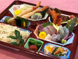 昼食(お弁当)のイメージ写真。仕入れ状況に応じて内容は変わります。