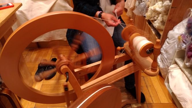 これが紡ぎ車です。このように毛糸を紡ぎます。