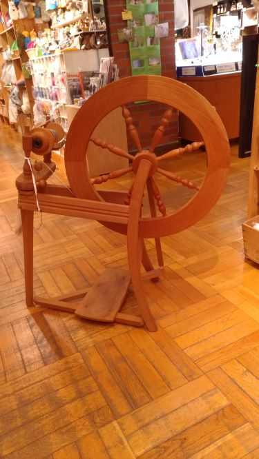 紡ぎ車です。足で踏んで車輪を回して紡ぎます。