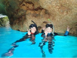 青の洞窟シュノーケル!沖縄の大自然が作りだした神秘的な洞窟へ!ボートで行く楽しさ満載!