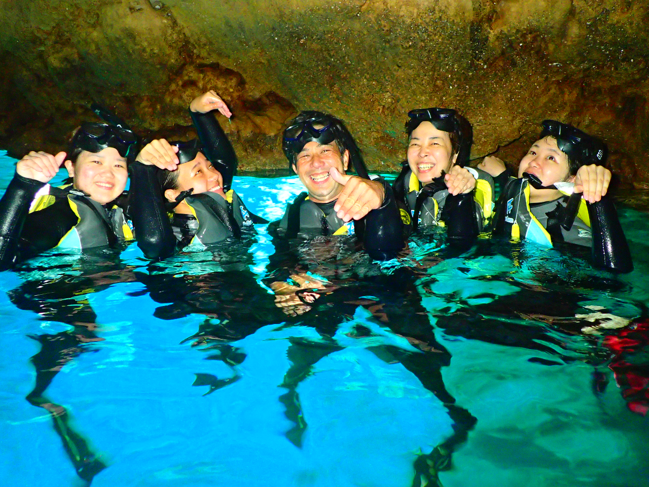 青の洞窟シュノーケル!沖縄の大自然が作りだした神秘的な洞窟へ!ボートで行く楽しさ満載!