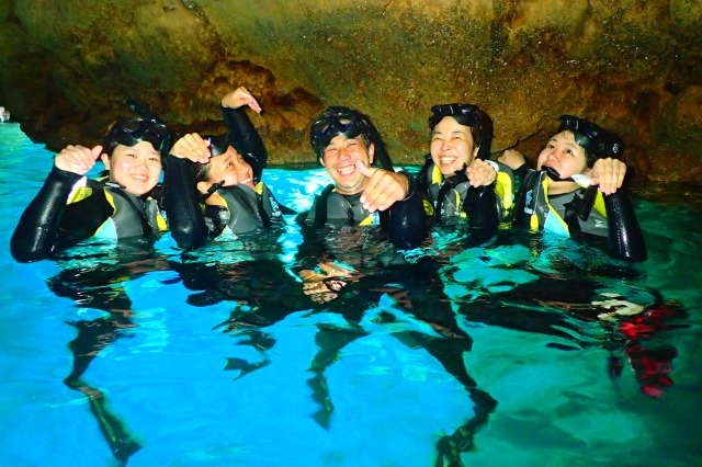 沖縄旅行に欠かせない海遊び!大自然が生み出した神秘の洞窟へボートで行くシュノーケル!