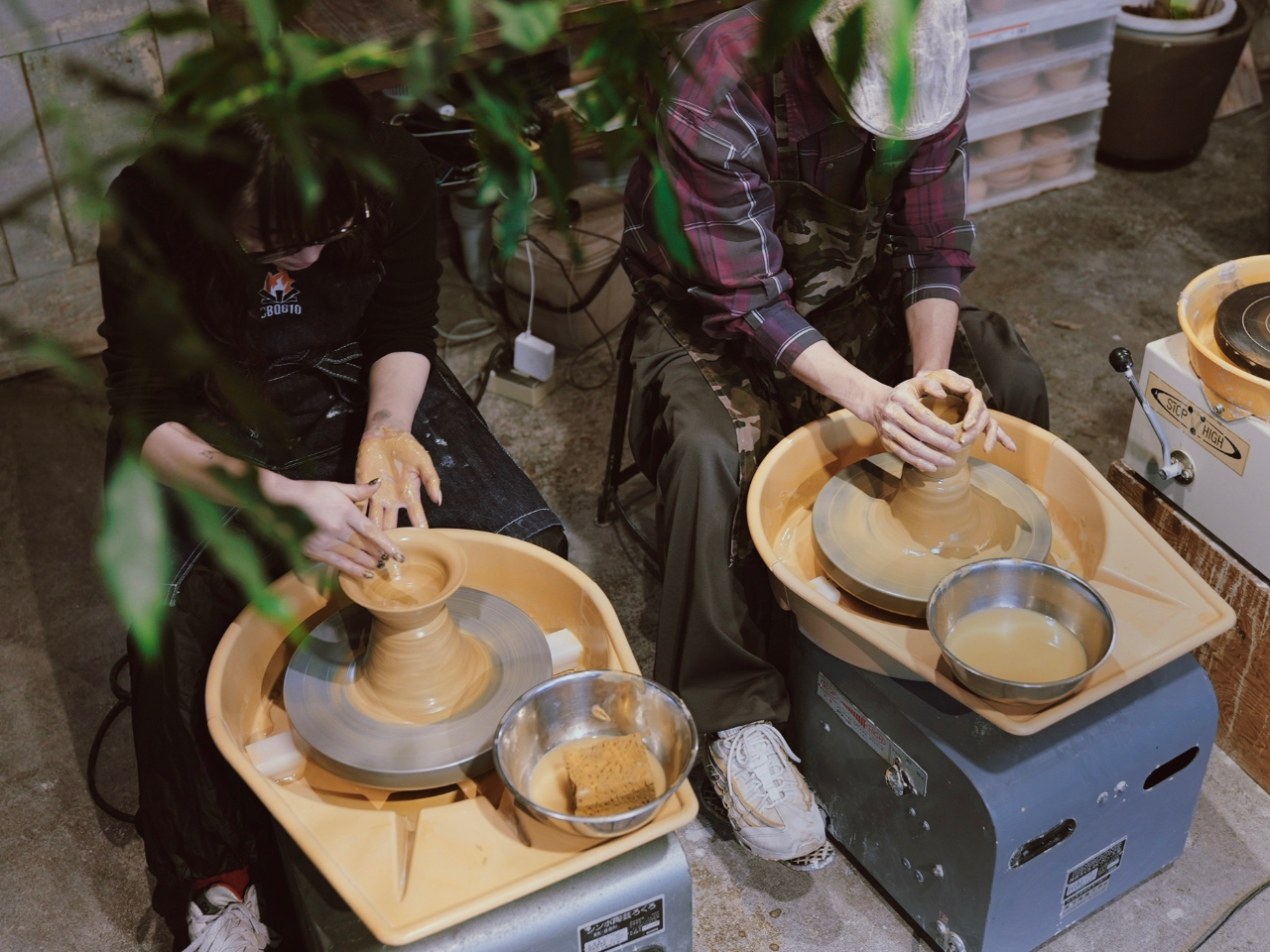 少人数制でゆったりと作陶できます。