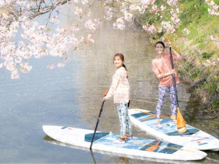 桜を見ながら楽しむことのできる満喫SUPツアー