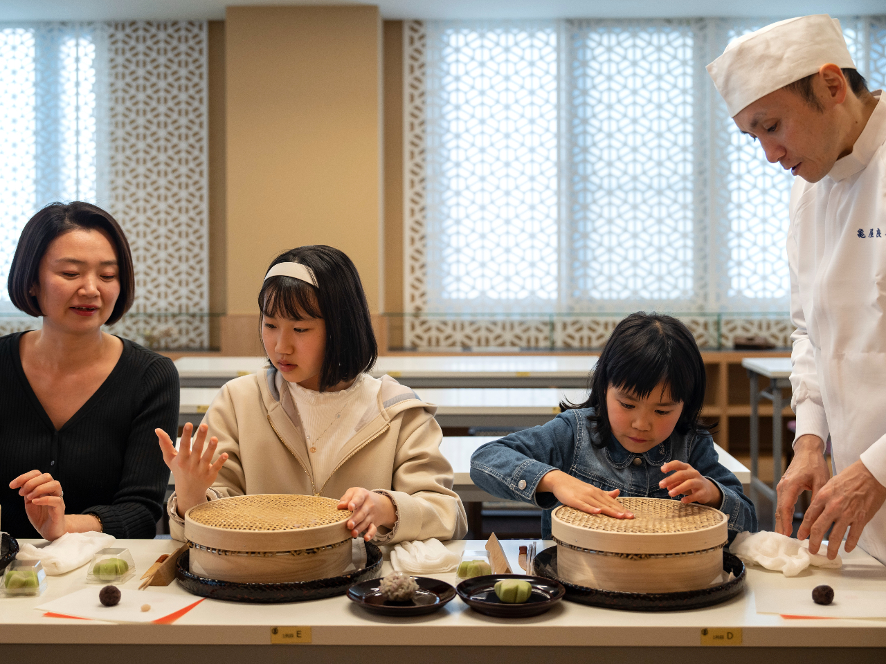 職人と一緒に作っていきます。和菓子作りが初めての方や、お子様もお気軽にご参加ください。