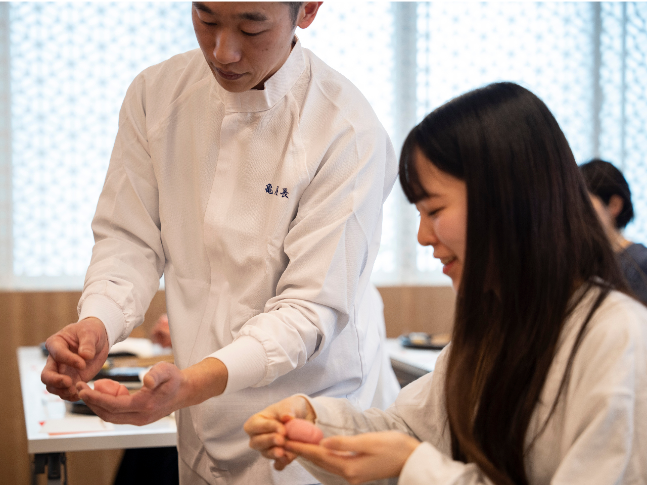 和菓子についてのお話も交えながら、楽しく教えます♪