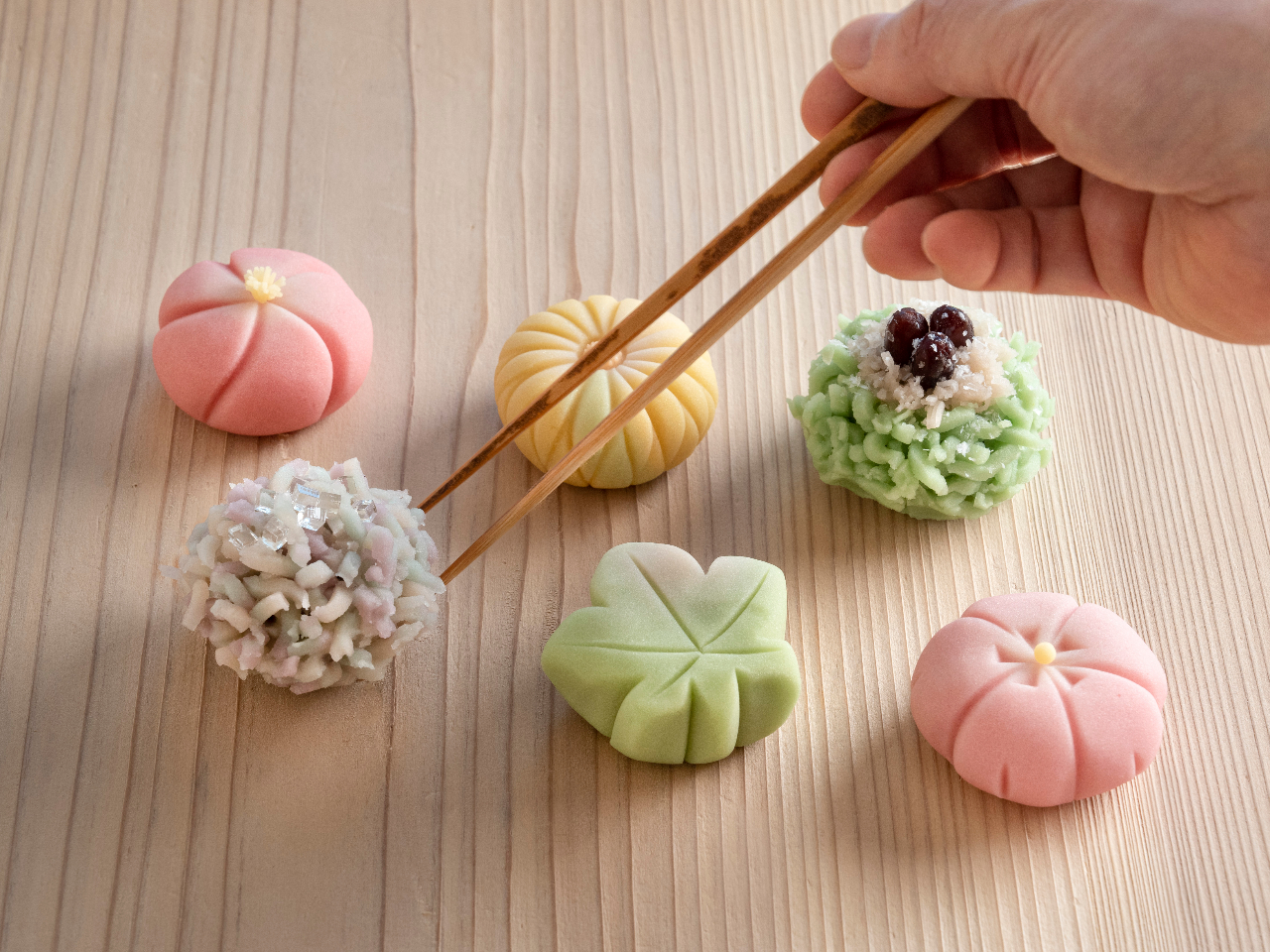 季節に合わせた生菓子を2種お作りいただけます♪