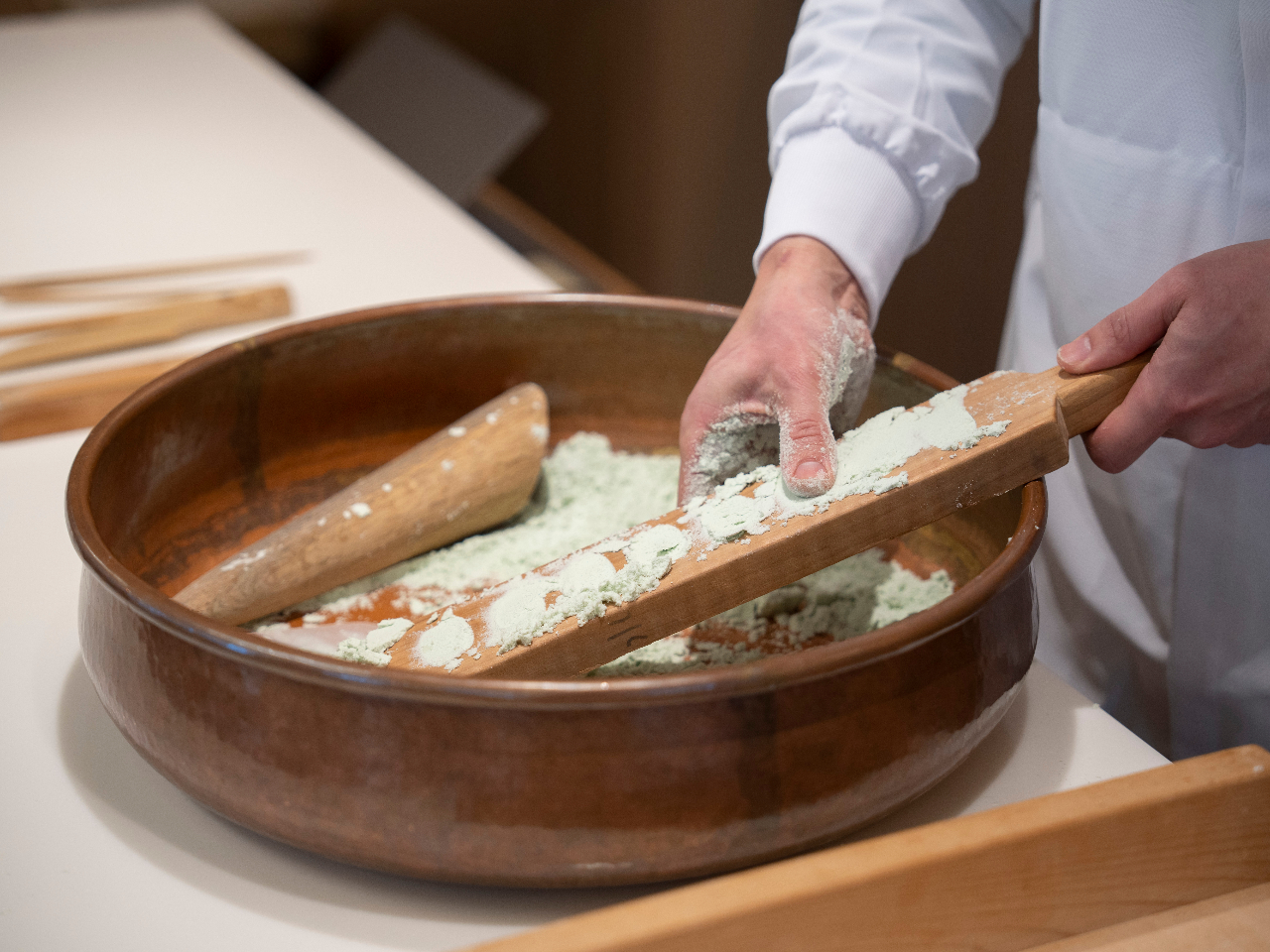 干菓子の実演もご覧いただき、打ち立ての干菓子をご試食いただきます。打ち立ての干菓子の美味しさは、感動ものです。