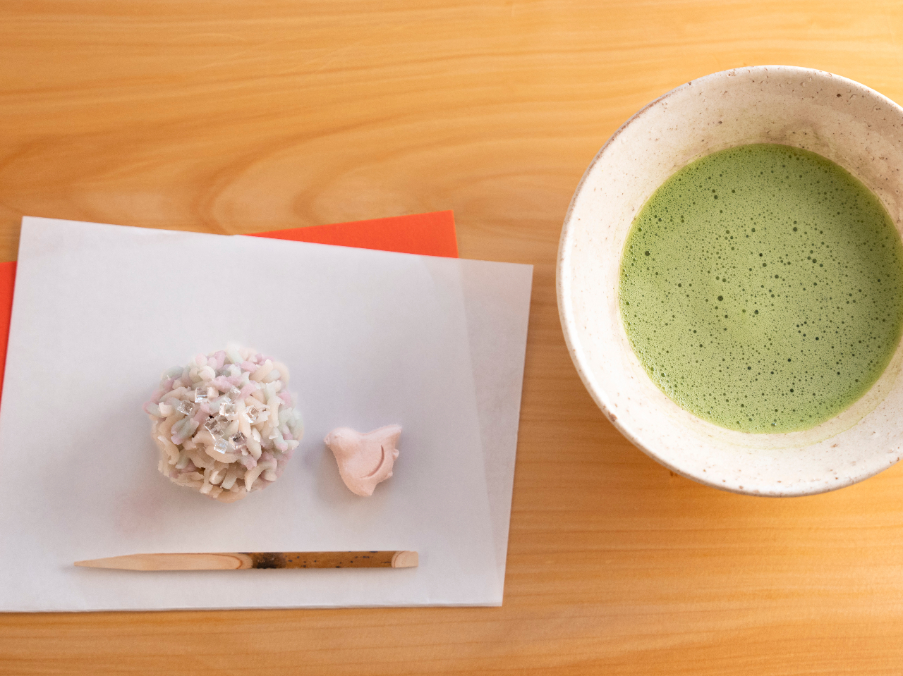 作ったお菓子は、お抹茶とともにお召し上がりいただきます。自分で作ったお菓子は美味しさもひとしお。