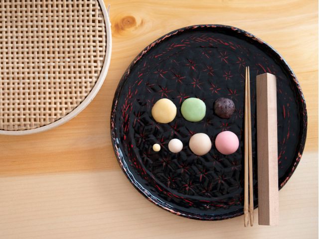 古くからさまざまな世界の職人が伝統を培ってきた京都。そのひとつ、和菓子の世界に触れてみませんか?