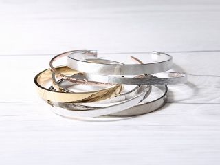 お二人の大切な記念日やご旅行の思い出にシルバーのバングルを手作りしてみませんか。オプション無しの場合、当日のお持ち帰りが出来ます。