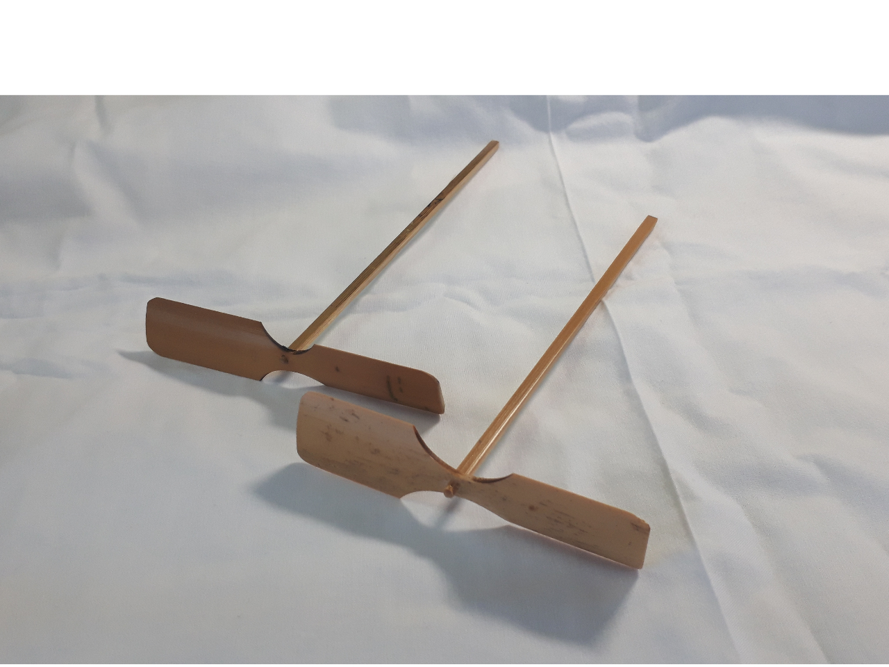 竹トンボの一体型です、軸と羽がはなれません。