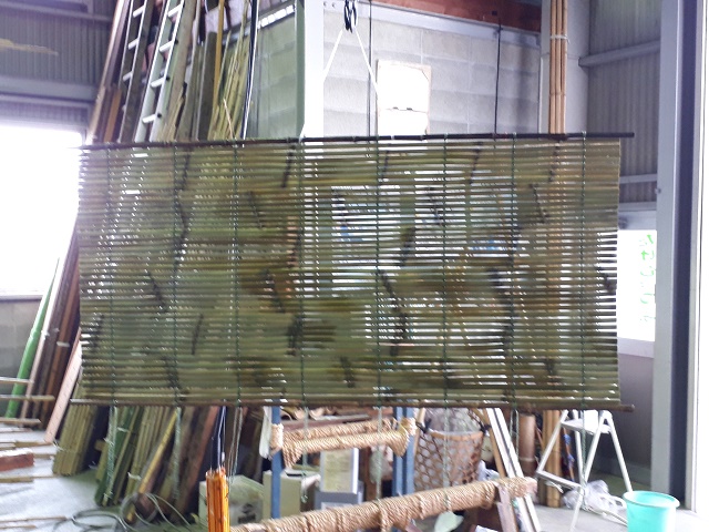 青竹のすだれもきれいですが、時間(日時)が経てばみどり色がきつね色に変わります。どちらも風情があります。