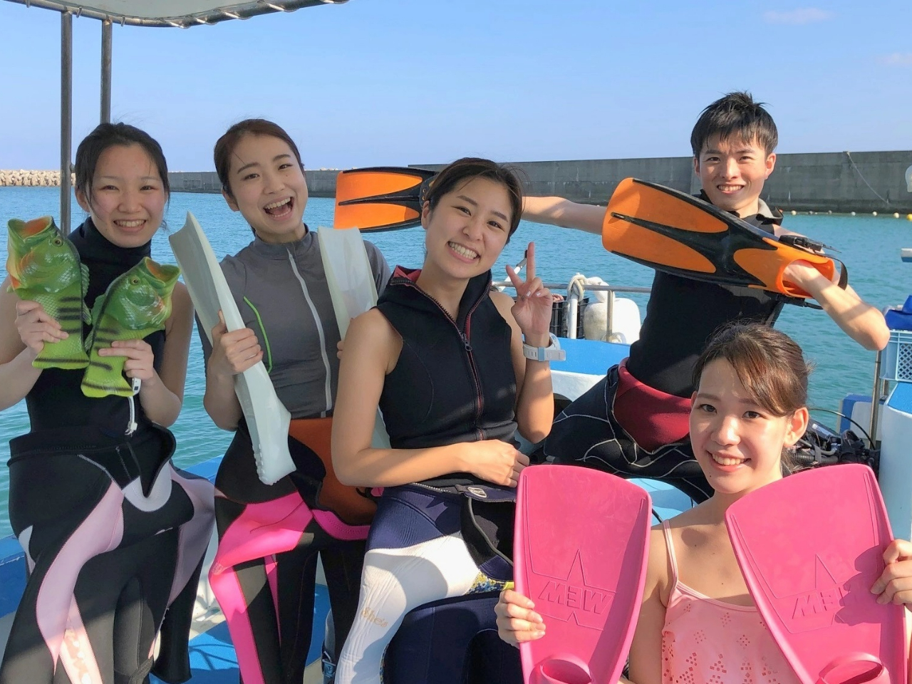 ★ライセンスカードを持っていない方のためのダイビングコース
★太平洋側と東シナ海側、どちらも潜れるショップ!
★奄美空港から車で5分&当店から港へも車で5分。到着日ダイブが可能!