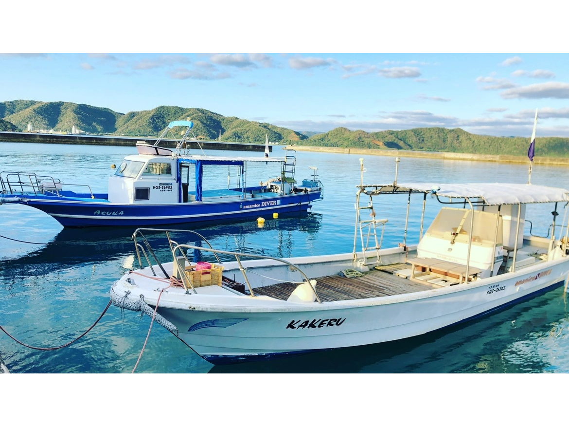 どちらの海にも船を配置しているので、ゲストのニーズに合わせた海をご案内!少人数制ですがゆったり乗れる大きさで、どちらも自動トイレがあります。