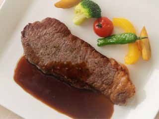 大人お1人様に一皿、焼きたての牛ステーキをお席までお持ちいたします。