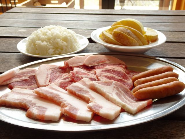 【鉄板焼きBBQセット】豚ロース・豚バラ+ウインナー+ポテト+野菜+みなかみ産ライス