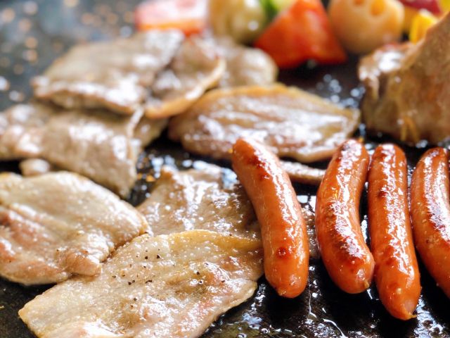 調理一例。ご自身で焼き上げていただきます。鉄板焼きです。
