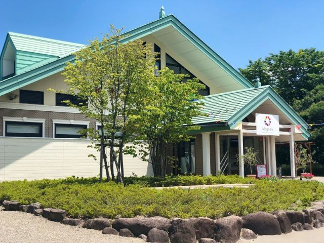 モギトーレの館。フルーツ狩りの受付はこちらの館内でお声掛けくださいませ。