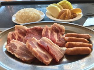 厳選豚肉の肩ロース・バラ肉とウインナー、野菜、みなかみ産ライスの【厳選豚肉BBQセット】と、選べるミニジェラートがセットです。