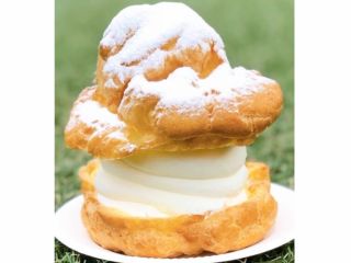 伝説のジャンボシュークリームが期間限定で復活!生地もモギトーレで焼き上げています。