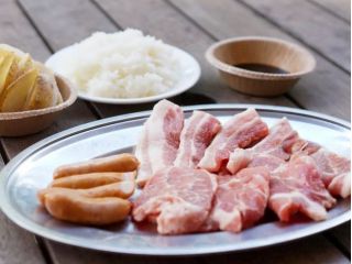 【鉄板焼きBBQセット】豚ロース・豚バラ・ソーセージ・野菜盛り合わせ・ライスのセット。現地でサイドメニュー等、追加注文OKです。