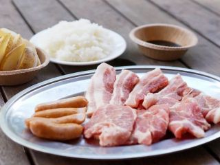 鉄板で焼くBBQ。屋内なので雨でも安心です。