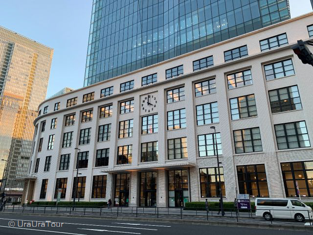 白い外観が映えるKITTEの商業施設