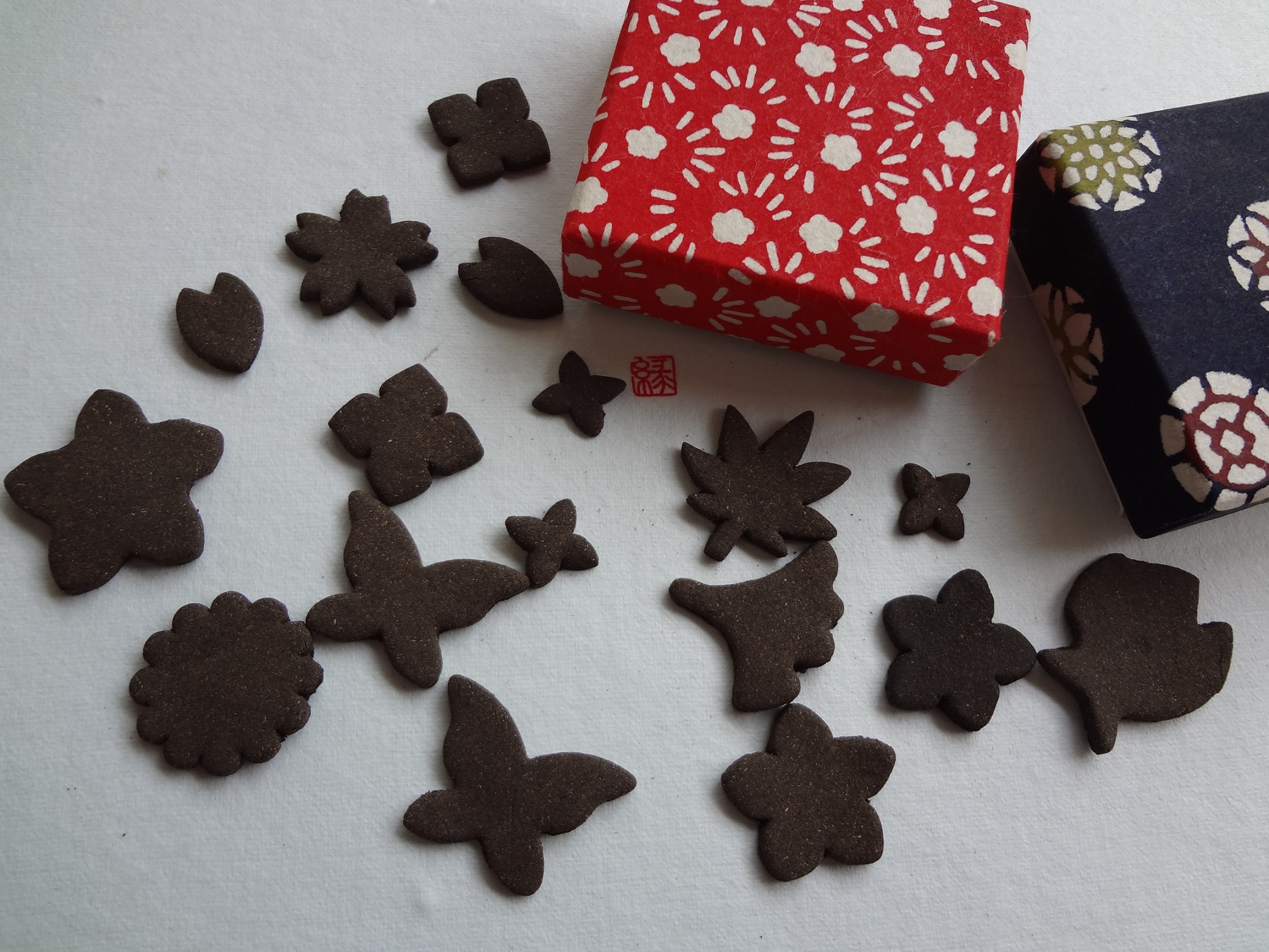 印香一例。花や木の葉、犬など様々な形のお香が作れます。