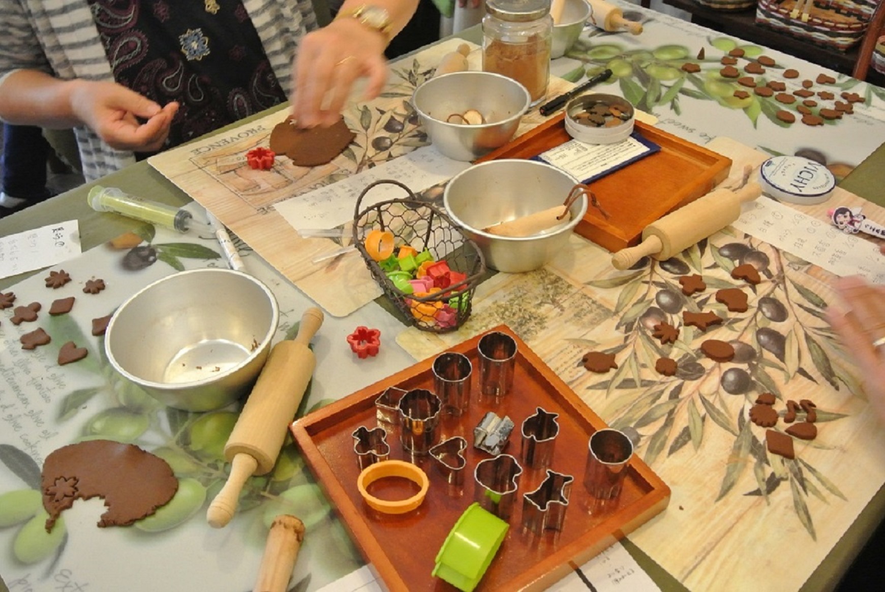 お友達の香りと比べながら作って、最後に交換してみるのも楽しいです。香りに個性が出て、聞き比べをしてみましょう