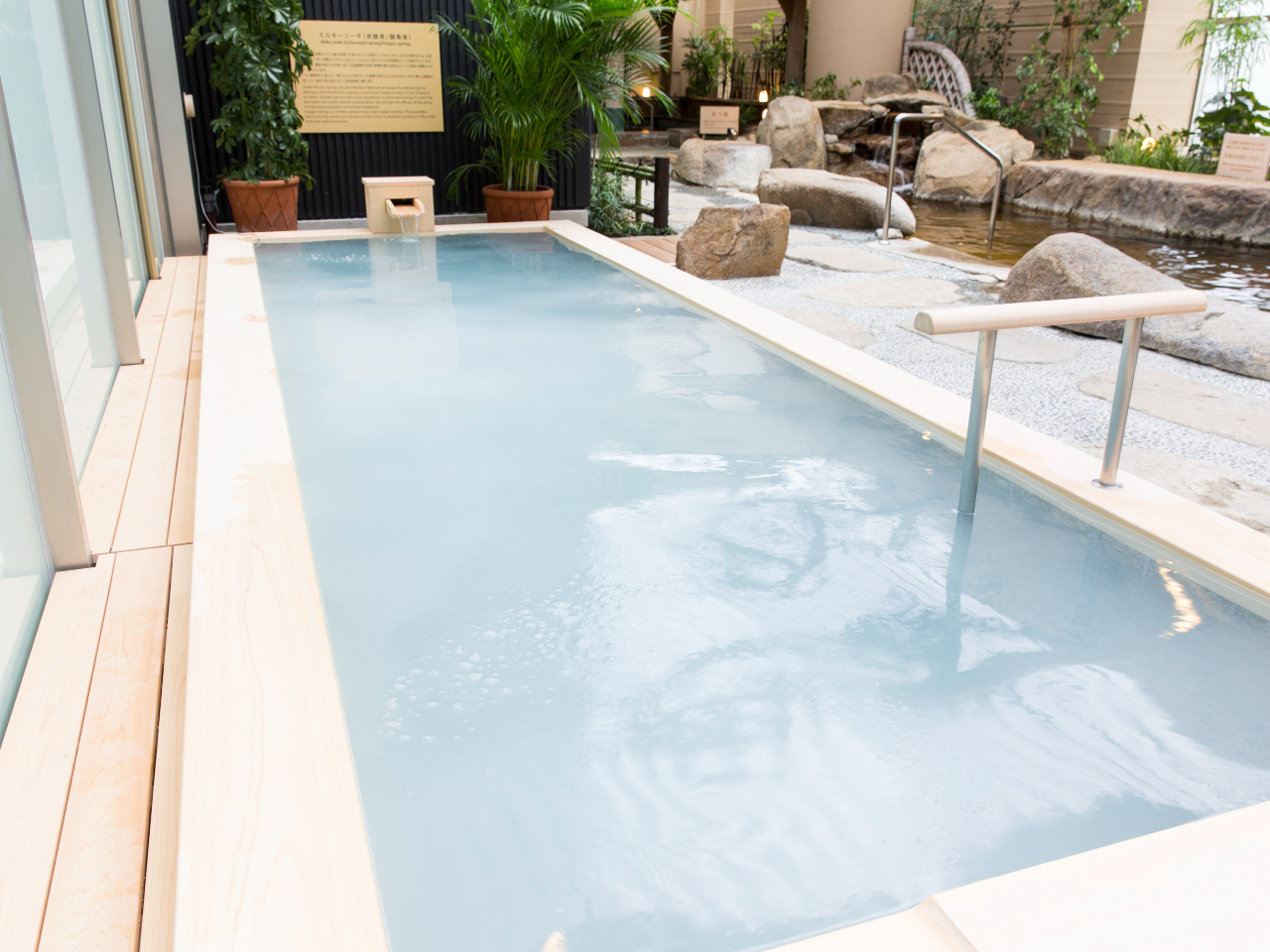 露天風呂・大浴槽のほか、様々なアトラクションバス・サウナを揃えています。