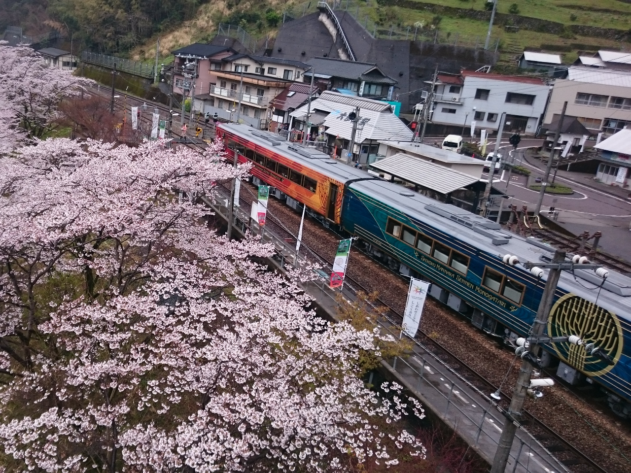 JR大歩危駅(四国まんなか千年ものがたりと桜)