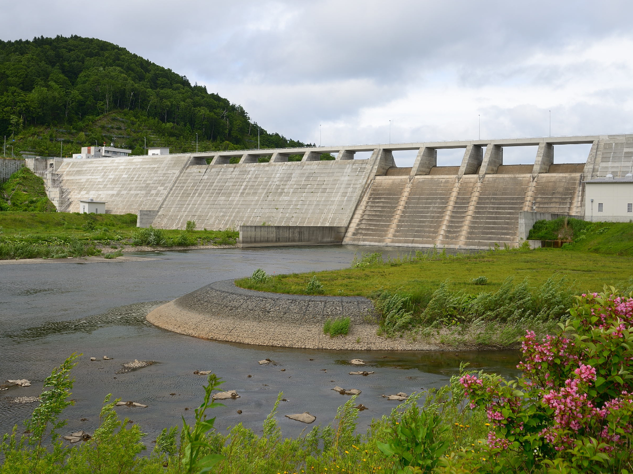 当別ふくろう湖は当別ダムによってできたダム湖です。水利にも水道にも使われる綺麗な水を湛えています。
