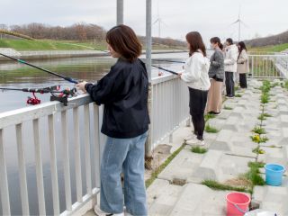 まるで釣り堀感覚で楽しめるワカサギ釣り、冬の風情にはかないませんが、穏やかな天気の元でしっかり楽しむことができます。