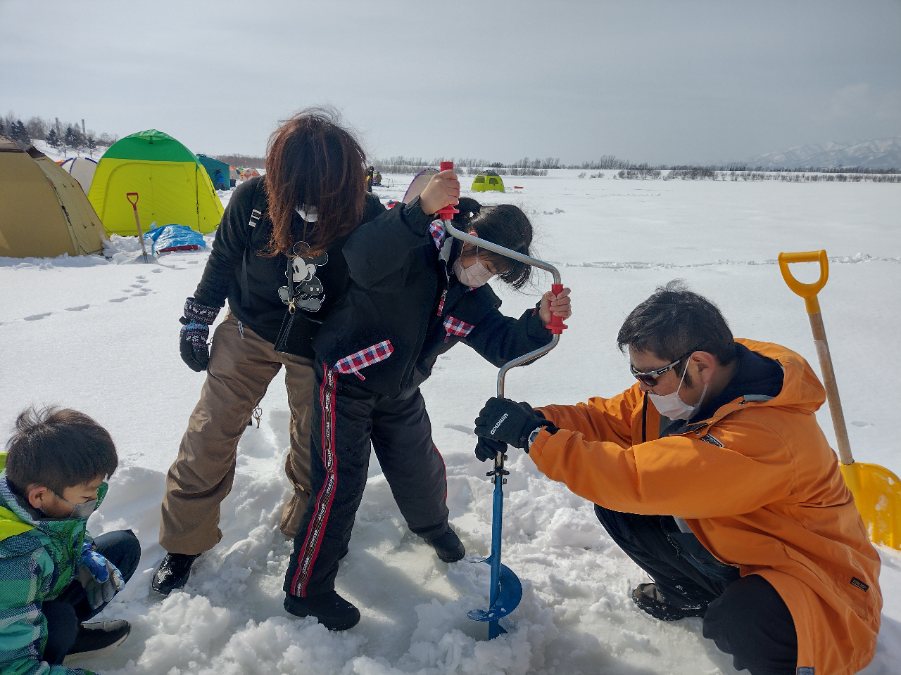 穴あけからチャレンジできます。管理釣り場ではありませんが、整備された釣り場なのでトイレなども完備して便利です。