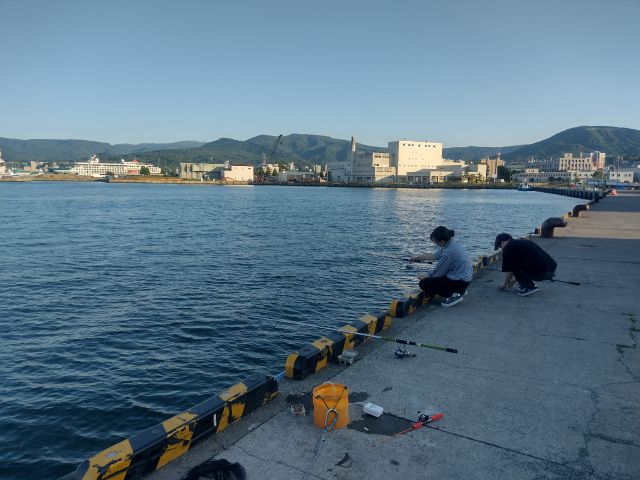 北海道の経済と歴史を紡いできた小樽港での釣り体験です。気軽に楽しむことができます。