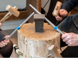 世界に一つだけのオリジナルリングを自らの手で作り上げる感動体験を。初めての方でも、熟練の職人が丁寧にサポートいたしますのでご安心ください。