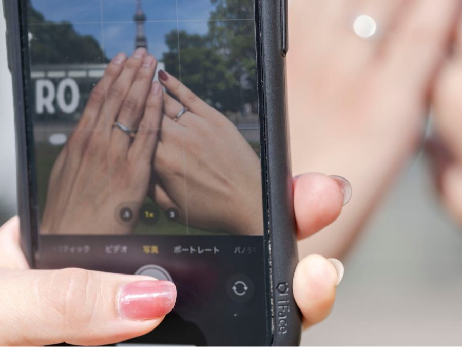 制作後には、完成した指輪と共に素敵な思い出を写真に残しませんか?お二人の笑顔と手作りの指輪が、忘れられない記念日を彩ります。