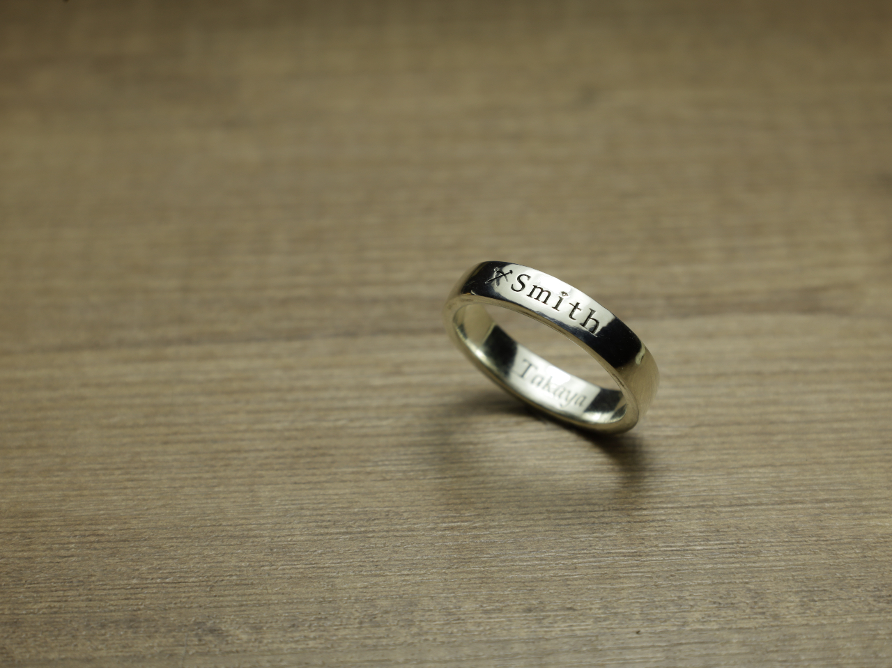 指輪の内側には、お二人のイニシャルや記念日、メッセージ、そしてチーム名など、お好きな文字や記号を刻印できます。チームの絆を深めるアイテムにも最適です。