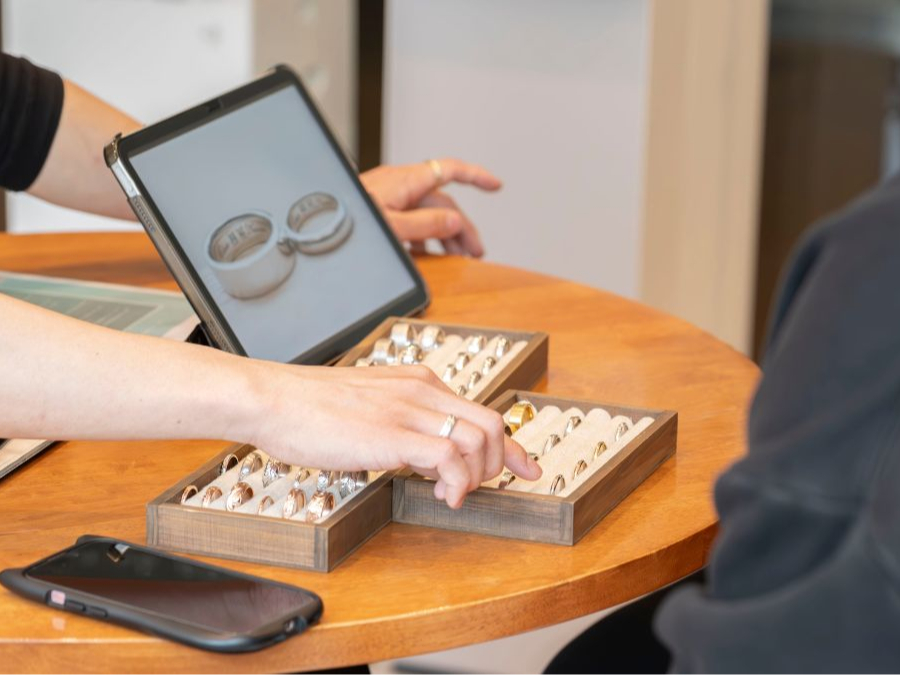 リングのデザインはもちろん、ダイヤモンドや誕生石、表面加工など、豊富なオプションをご用意しております。お好みのパーツを組み合わせて、カスタマイズしてください。