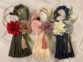 タッセル型のおしゃれなしめ縄です。通常はダリア1コ使用です。追加で2こ付けられます。