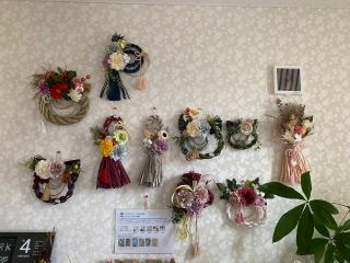 タッセル型とリース型 お気にいりの形とダリアを選んで世界にひとつだけのオリジナルしめ縄を作って歳神様をお迎えして良き一年二しましょう。