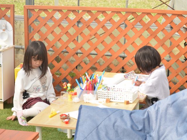 キッズコーナーも広々、お絵かきやシール貼りで楽しんでます。「でもいちごも食べてね」とお母さん。笑(o^^o)