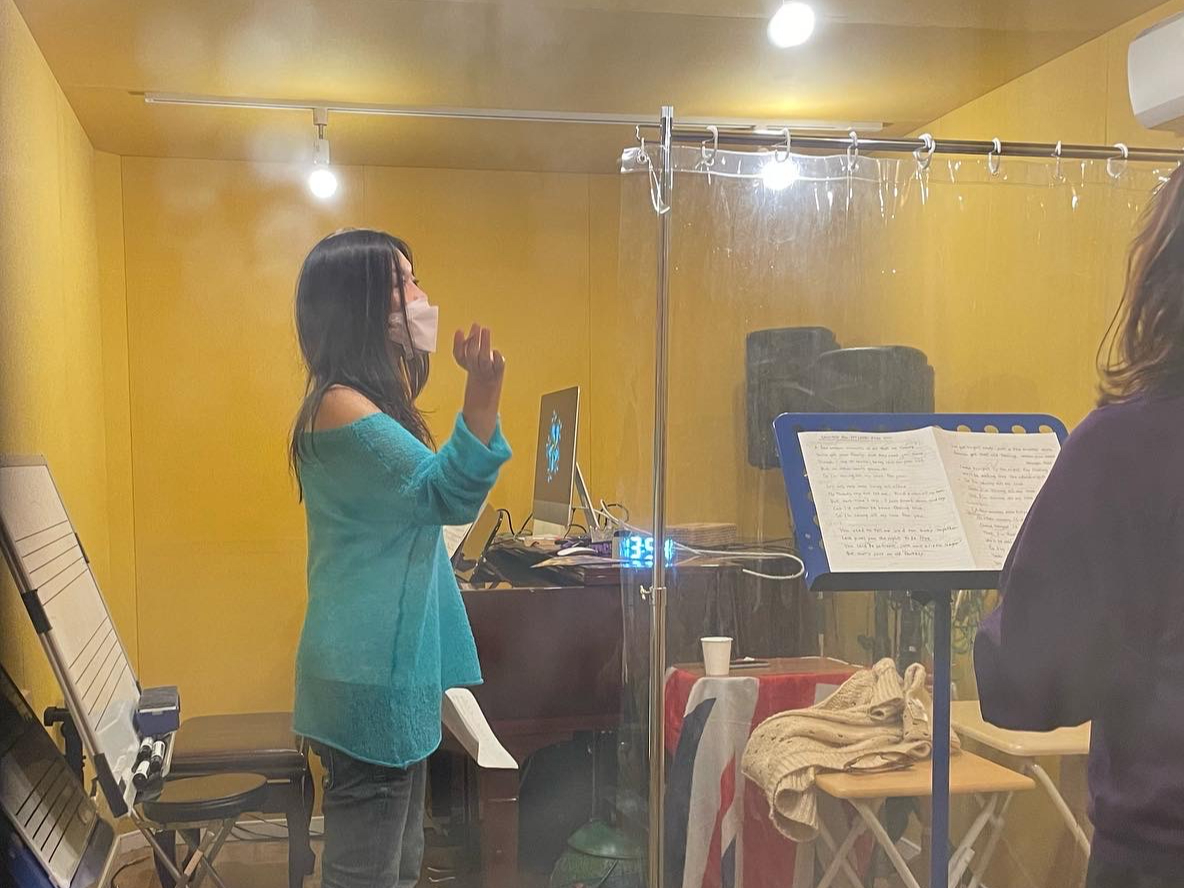 �����̃~���[�W�V������A�C�h�����̃{�C�g��/�{�[�J���w�����s���Ă����������C�搶�B�|�b�v�X�݂̂Ȃ炸�p��Ȃ�W���Y�����b�X�����܂��B(�X�^���_�[�h�u�t)