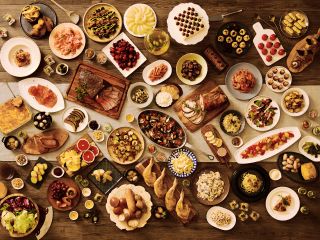 彩り豊かなデリとお肉料理のパフォーマンス、秋らしい食材を使用したホット料理や季節のフルーツを使用したスイーツなど、秋の味覚を楽しむビュッフェ。